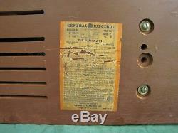 Rare Vintage General Electric J-71 Radio