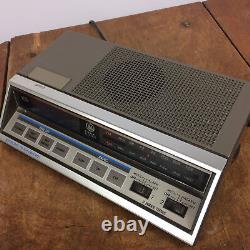 Rare Vtg 80s Electronic Touch Control GE Digital Alarm Clock Radio Mid Century  <br/>

		<br/>Translation: Rare Vtg 80s Contrôle tactile électronique GE Radio-réveil numérique Mid Century