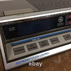 Rare Vtg 80s Electronic Touch Control GE Digital Alarm Clock Radio Mid Century
  <br/> 	<br/>

 Translation: Rare Vtg 80s Contrôle tactile électronique GE Radio-réveil numérique Mid Century