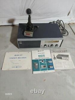 Station de base émetteur-récepteur vintage GE Mastr Executive s'allume / Microphone et manuels
