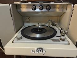TOURNE-DISQUE STÉRÉOPHONIQUE VINTAGE GENERAL ELECTRIC TRIMLINE300 AVEC CHARIOT, EN ÉTAT DE MARCHE