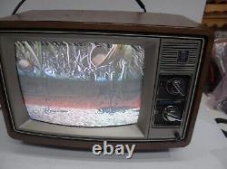 Téléviseur en bois vintage classique GE General Electric 13AC3504W avec antenne 1982