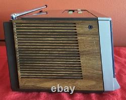 Téléviseur portable vintage GE 5 noir et blanc avec radio AM/FM et horloge, modèle 7-7150A, fonctionne