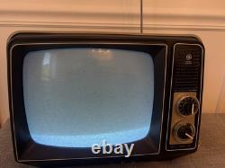 Téléviseur rétro blanc GENERAL ELECTRIC Performance GE 12XB9104V vintage de 1980 fonctionne