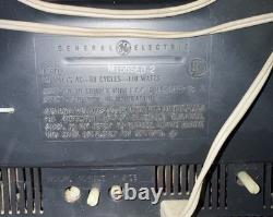 Téléviseur vintage GE General Electric 12 pour jeux vidéo et performances, s’allume