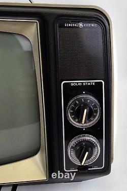 Téléviseur vintage General Electric XB2450SD 10 1977 noir et blanc portable GE TESTÉ