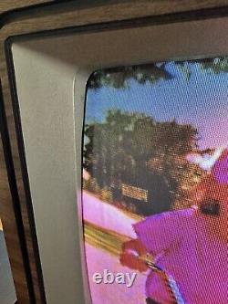 Télévision CRT couleur vintage GE General Electric de 19 pouces avec entrées RCA pour les jeux, année 1983