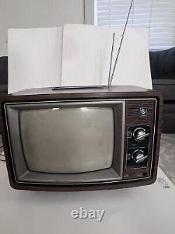 Télévision à tube rétro Vintage General Electric s'allume