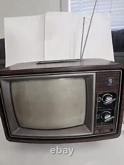 Télévision à tube rétro Vintage General Electric s'allume