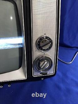 Télévision vintage GE General Electric ASF2403SL s'allume