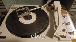 Tourne-disque portable Vintage GE General Electric Wildcat. Reconditionné, excellent.