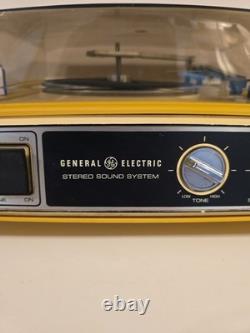 Tourne-disque vintage GE General Electric 8-6550 P380D jaune