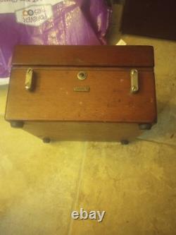 Très beau millimètre général électrique en nickel dans une boîte en bois