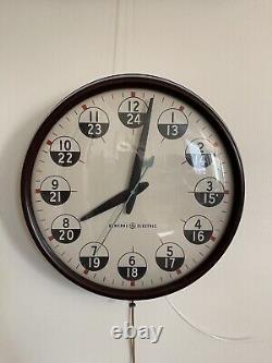 Très rare horloge murale en bakélite militaire GE General Electric vintage à 12/24 heures