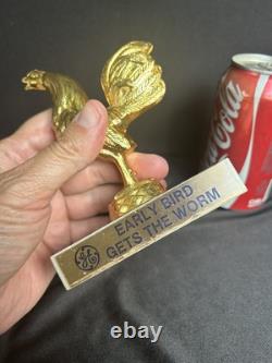 Trophée Vintage GE General Electric LE PRECOCE ATTRAPE LE VER Cock Rooster