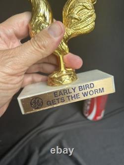 Trophée Vintage GE General Electric LE PRECOCE ATTRAPE LE VER Cock Rooster