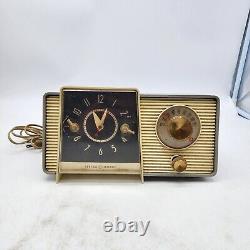 VINTAGE 1959-60 Gris et Blanc Radio-réveil à tube modèle C-405D de General Electric