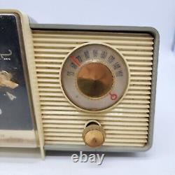 VINTAGE 1959-60 Gris et Blanc Radio-réveil à tube modèle C-405D de General Electric