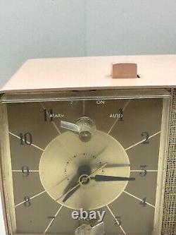 VINTAGE ATOMIC ROSE 1962 Radio-réveil GE AM Mid Century modèle C-466A