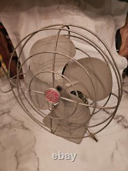 Ventilateur de bureau en métal oscillant GE General Electric vintage antique. Fonctionne toujours.
