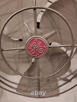 Ventilateur de bureau en métal oscillant GE General Electric vintage antique. Fonctionne toujours.