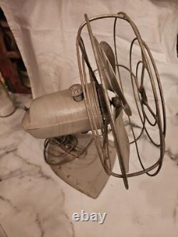 Ventilateur de bureau en métal oscillant GE General Electric vintage antique. Fonctionne toujours.