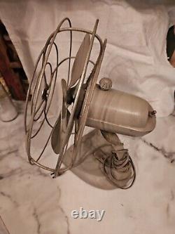 Ventilateur de bureau en métal oscillant GE General Electric vintage antique. Fonctionne toujours.