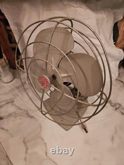 Ventilateur de bureau en métal oscillant GE General Electric vintage antique. Fonctionne toujours.