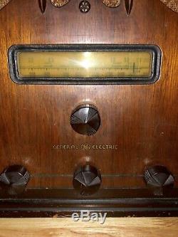 Vintage 1936 General Electric E-61 Cathédrale Tombstone Radio