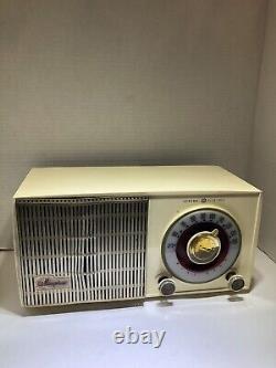 Vintage MID Century General Electric Clock Radio Phono Modèle 447