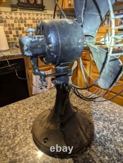 Voici un ventilateur de table oscillant General Electric vintage